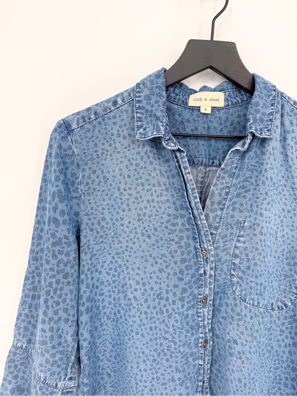 Cloth & Stone Chambray Spotted Animal Print Button Down Top Blue Small - Picture 2 of 8